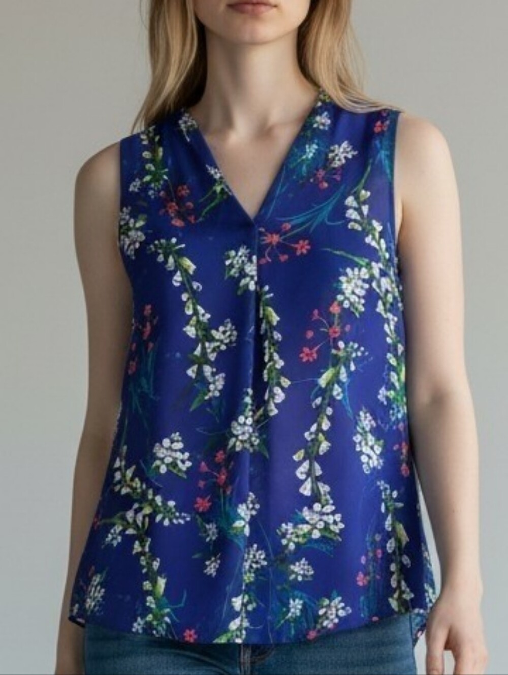 Worthington Royal Blue Floral V-Neck Sleeveless Top. Large.
